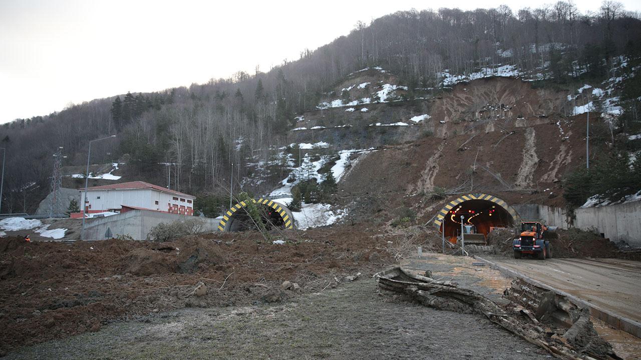 Heyelan Bolu Tünelinde trafiğin kapanmasına neden oldu